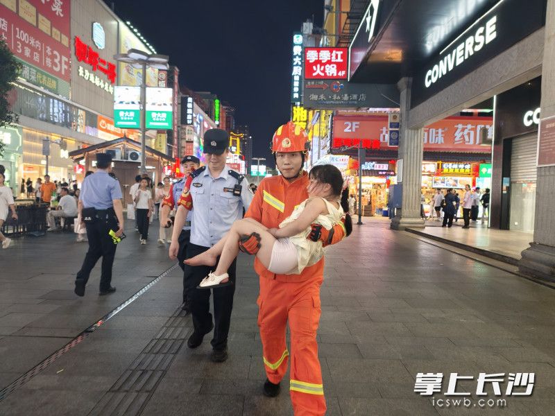 消防抱起受伤女孩送医。