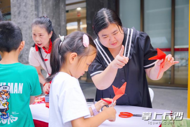 非遗市集上，剪纸、面塑等湖湘代表性非遗项目“展示+体验+表演”一体呈现。