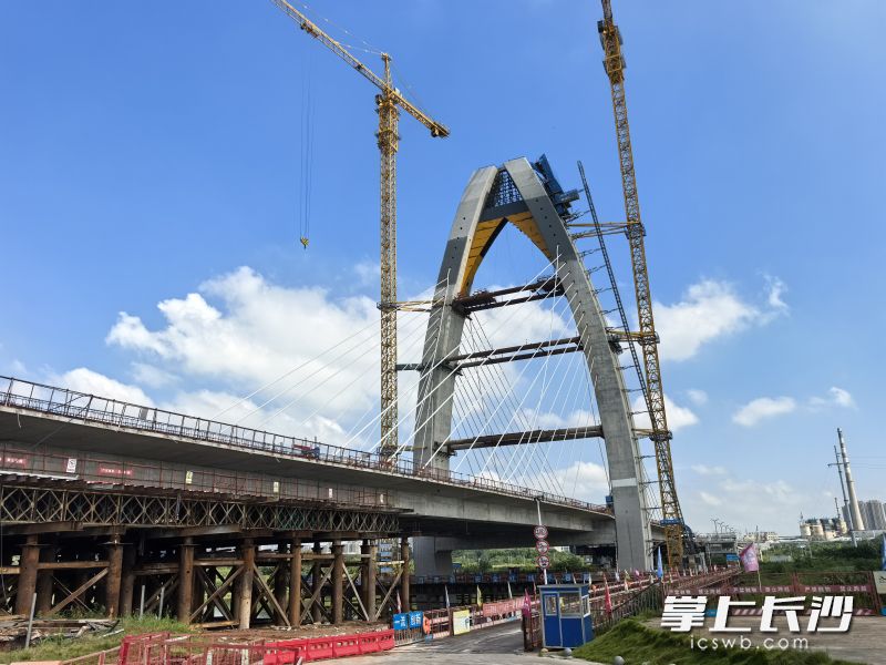 宁乡市发展路与发展大桥项目现场，桥塔矗立沩水河畔，“一叶方舟”造型雏形初现。