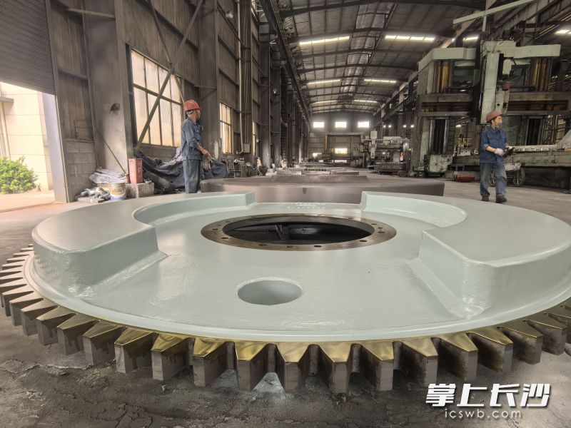 宁乡市开展全市重点项目讲评活动，大家走进湘瑞重工车间，公司是省内唯一的大型船舶柴油机飞轮组件制造企业。 均为长沙晚报全媒体记者张禹摄