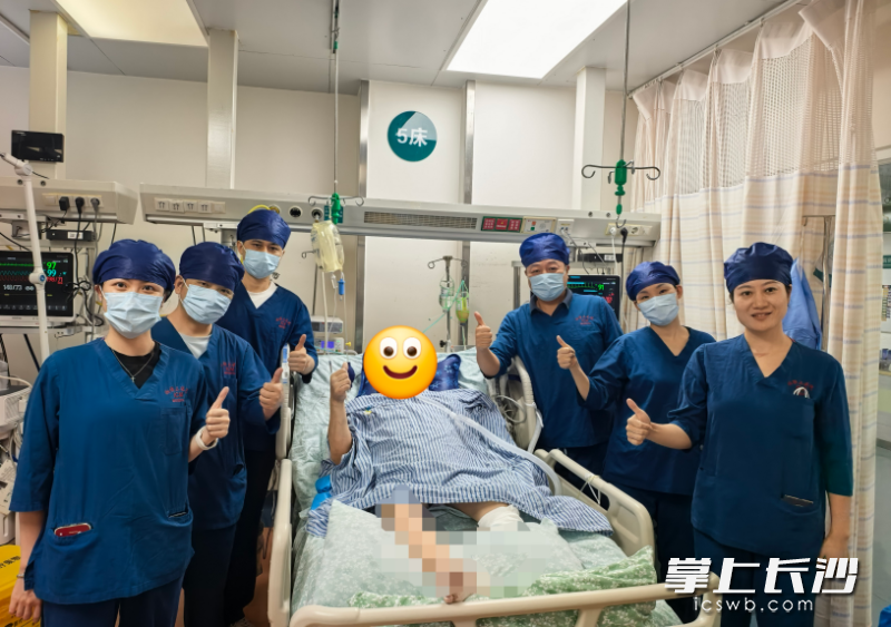 患者转入康复医院前与重症医学科医护人员合影留念。通讯员供图