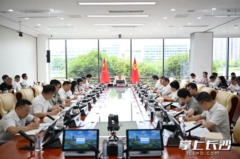 8月26日，湖南湘江新区党工委（长沙高新区党工委、岳麓区委）理论学习中心组开展集中学习。湘江早报全媒体记者 张圣贺 摄