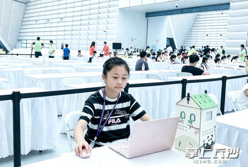 向柯易在2025-2026学年全国青少年劳动技能与智能设计大赛（AILD）全国总决赛上。 长沙晚报通讯员 殷双双 供图