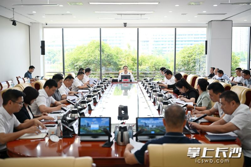 8月27日，长沙市委副书记、湖南湘江新区（长沙高新区）党工委书记、岳麓区委书记周健主持召开新区群众身边不正之风和腐败问题集中整治工作专题会议。湘江早报全媒体记者 张圣贺 摄