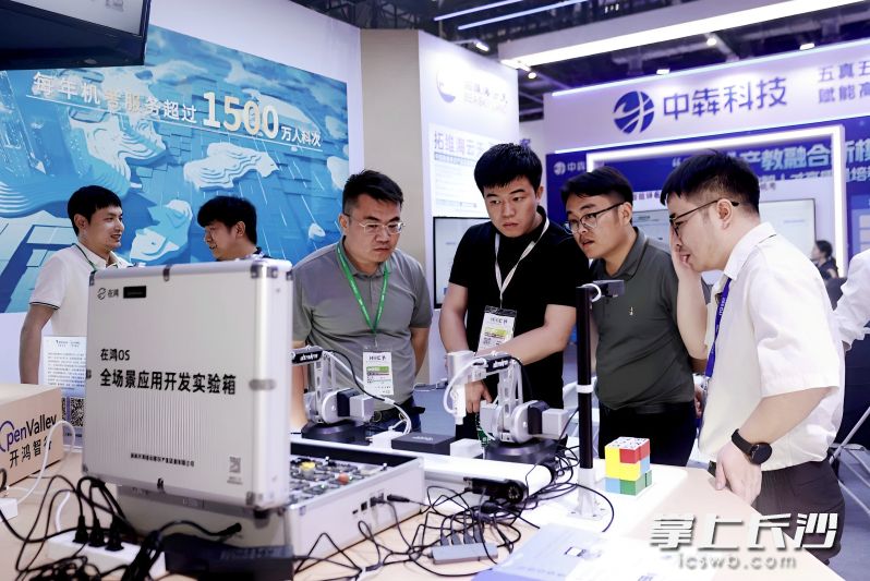 开鸿智谷旗下“在鸿OS”已构建起从底层芯片模组到上层行业应用的智能化产品体系，其打造的开发实验箱在各大展会成为亮点产品。开鸿智谷 供图