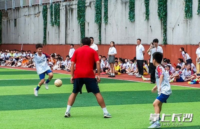 长塘里小学湘超学长与学弟们并肩作战。
