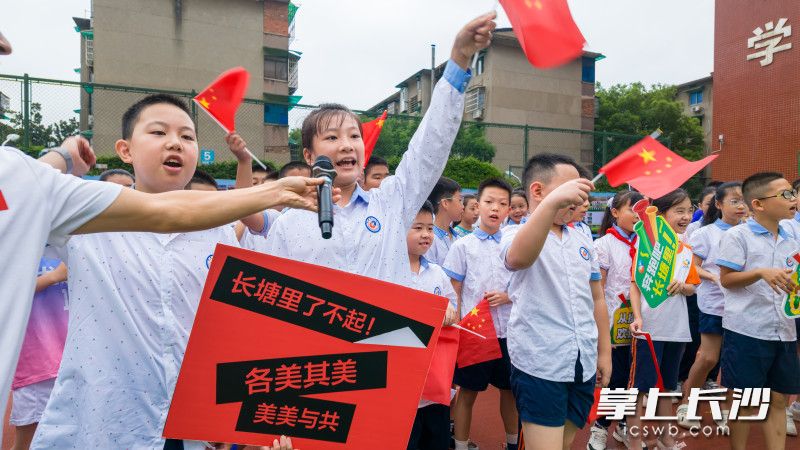 场边加油声此起彼伏。