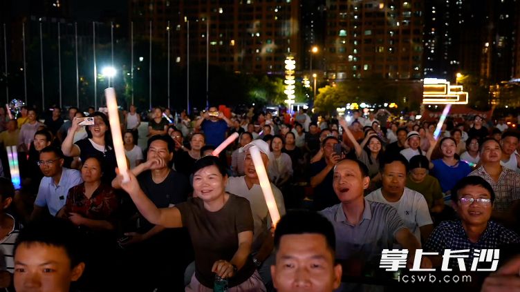 台下观众随旋律哼唱，掌声与喝彩此起彼伏。