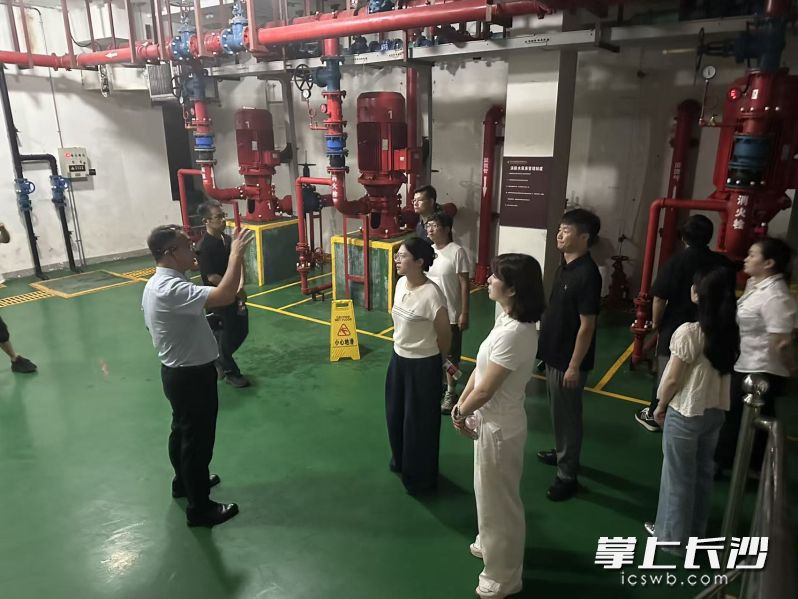 东岸街道东云台小区，正在开展治理物业服务突出问题专项排查实地实操教学活动。