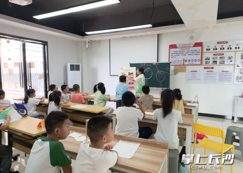8月28日,湖南湘江新区咸嘉湖街道社工站开展“童心向善 与善同行”儿童慈善主题宣传活动。通讯员 陈瑶 黄显雯 供图 8月28日,湖南湘江新区咸嘉湖街道社工站开展“童心向善 与善同行”儿童慈善主题宣传活动。通讯员 陈瑶 黄显雯 供图