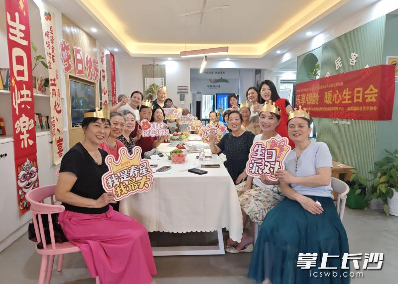 8月28日，暖心通扶老助老关爱项目联合咸嘉湖街道老年协会、白鹤咀社区沁园春御院居家养老服务站开展“乐享银龄暖心生日会”主题活动。通讯员 黄显雯 供图