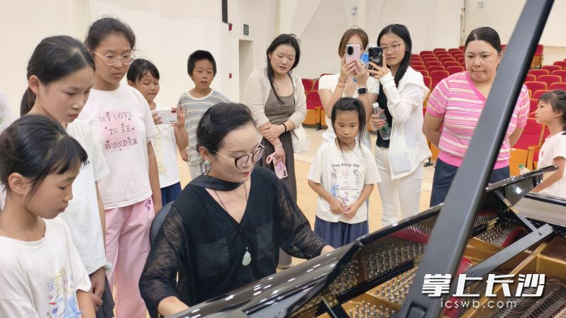 特色音乐疗愈课堂上，灵动的钢琴旋律让乡村孩子收获美育熏陶。