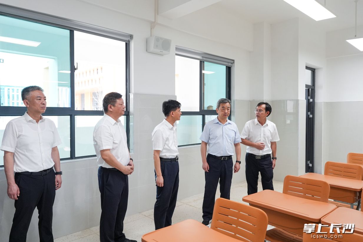 陈竞实地察看长郡中学（新校区高中）建设情况。
