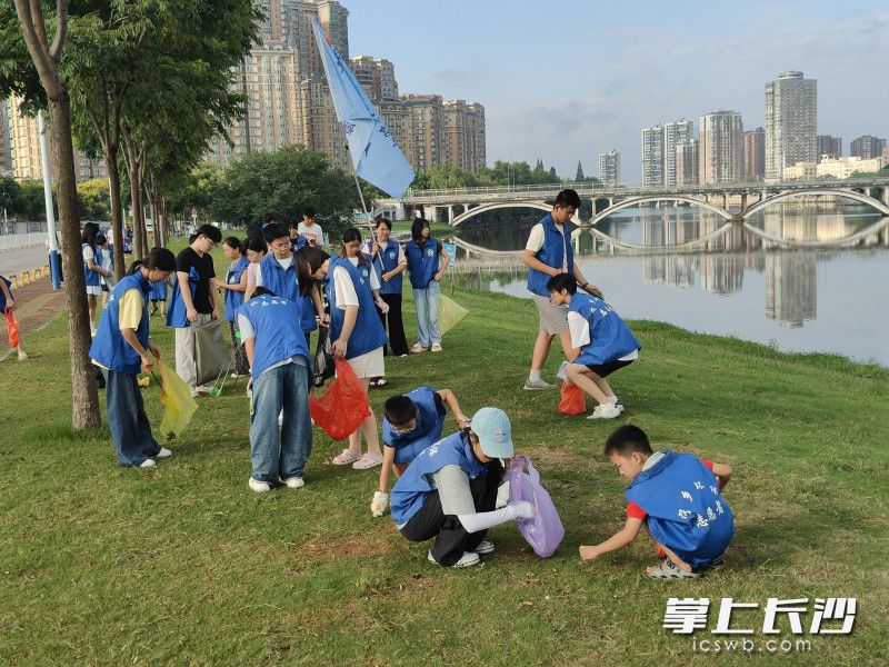 这个暑假，“蓝马甲”闪耀楚沩大地。通讯员 供图。