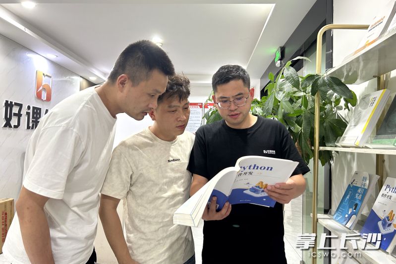 李齐林（右一）创办好课优选，致力于做一家兼顾情怀与商业可持续的在线职业教育公司，并依托技术团队开发课程。湘江早报全媒体记者 黄荣佳 摄