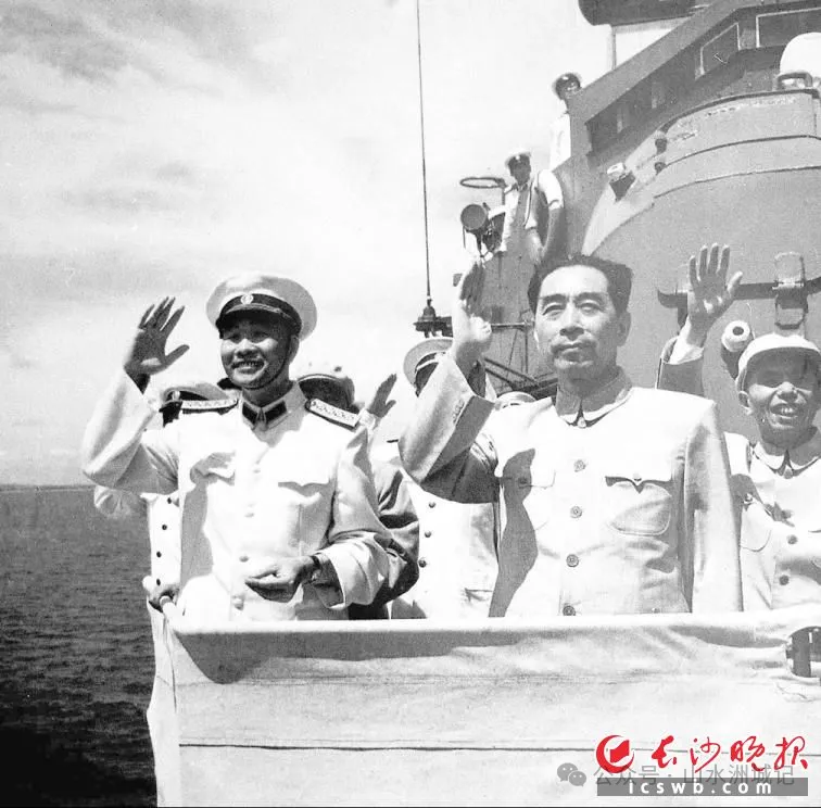 1957年8月4日，萧劲光（左）陪同周恩来总理视察海军部队。新华社发 图片来源：长沙晚报历史报纸数据库
