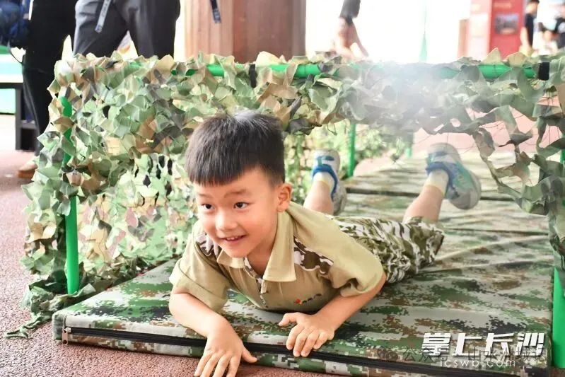 深耕红色德育、厚植国防情怀，特别的开学活动让学生在红色滋养中成长为有担当、有勇气、有家国情怀的新时代好少年。长沙晚报通讯员 刘思悦 摄