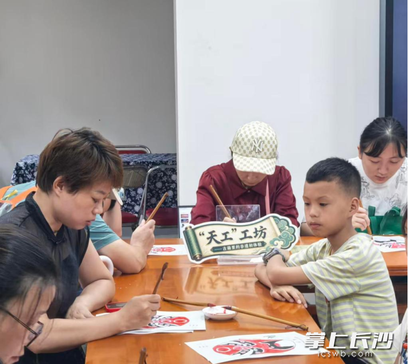 在勾画脸谱间讲述古人从矿物、植物中提取颜料的工艺。