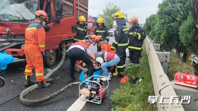 消防员成功营救出被困司机。 长沙晚报通讯员 王磊 摄