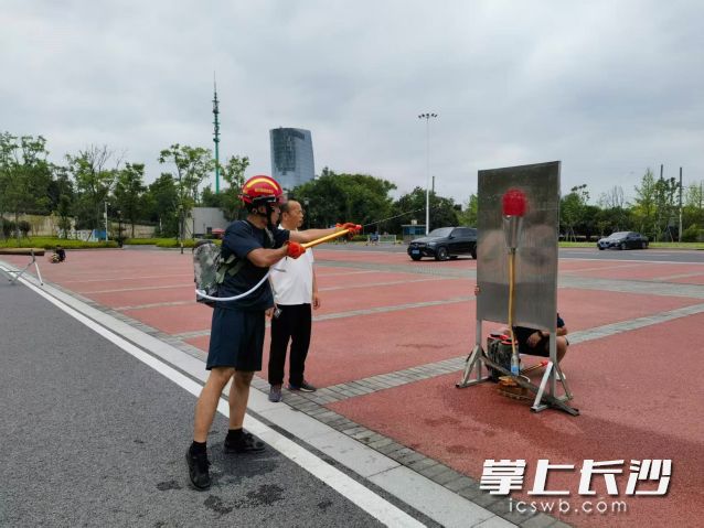 队员们主动上前请教，反复实操打磨动作。