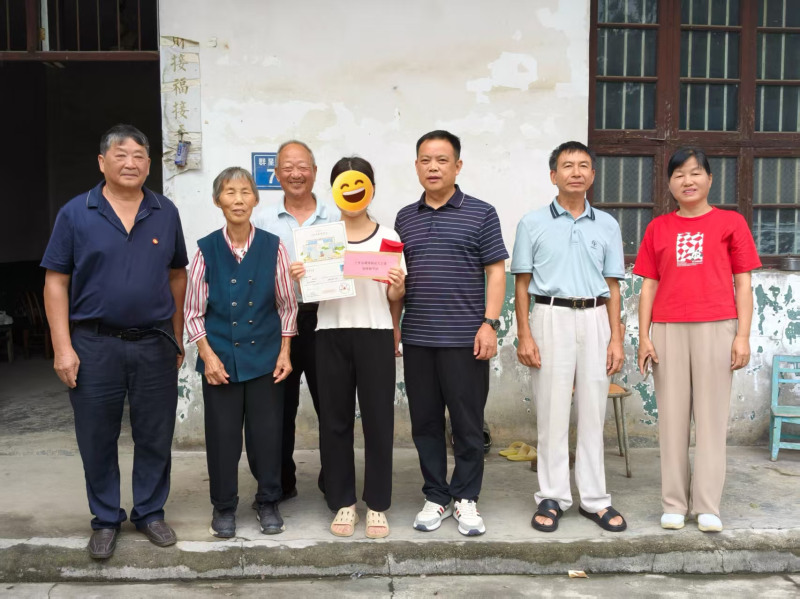 宁乡市城郊街道银晖助学团为困境大学新生送上助学款。通讯员供图
