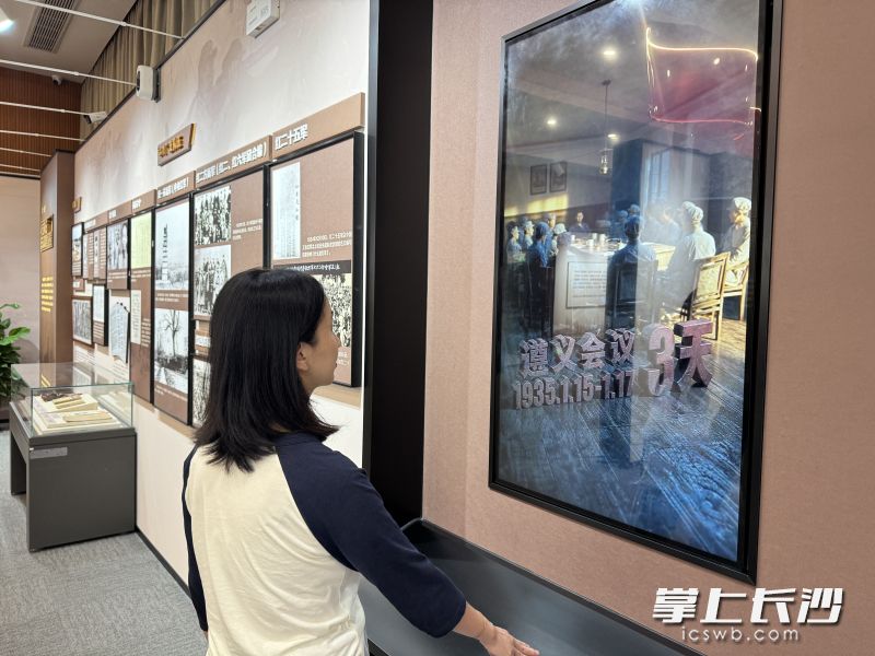 观众体验“红军长征路线图”互动装置。 长沙晚报通讯员 周惠君 供图