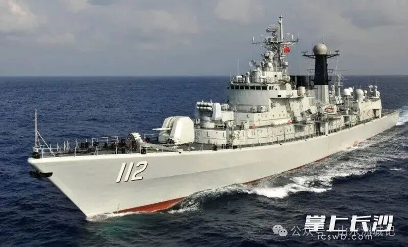 112舰（舰名：哈尔滨舰）退役后，即刻启程前往长沙，将作为国防教育基地永久停靠在湘江之畔。 图源：人民海军
