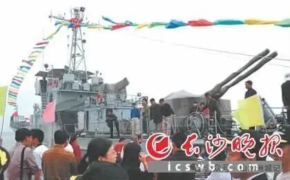 2005年8月21日“小平南巡座舰”顺利抵达长沙，市民争相观看。贺文兵 摄 图源：长沙晚报历史报纸数据库