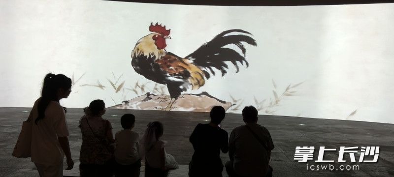 宽大电子屏中的作品。 宽大电子屏中的作品。