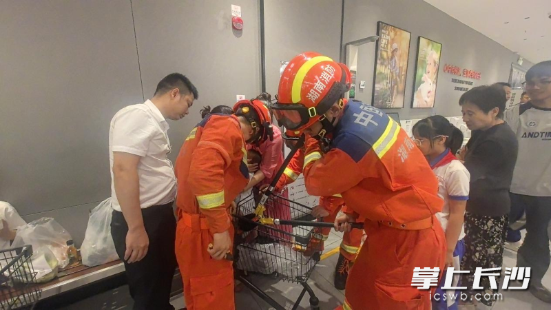 消防员正展开营救。 长沙晚报通讯员 李杜 摄