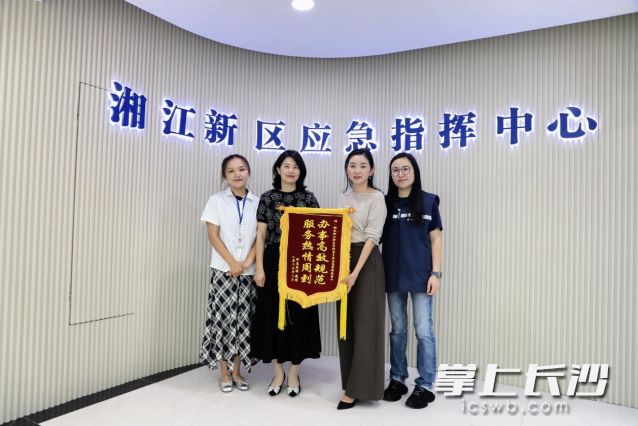 加油站工作人员送上锦旗。 均为长沙晚报通讯员  向玲娅供图