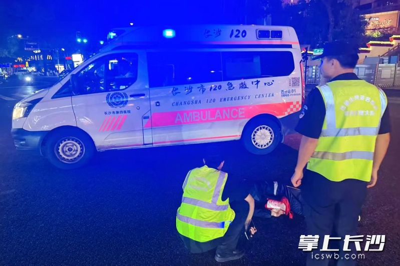 从发现男子到救护车抵达现场，综管队员们仅用4分钟就完成了救援接力。
