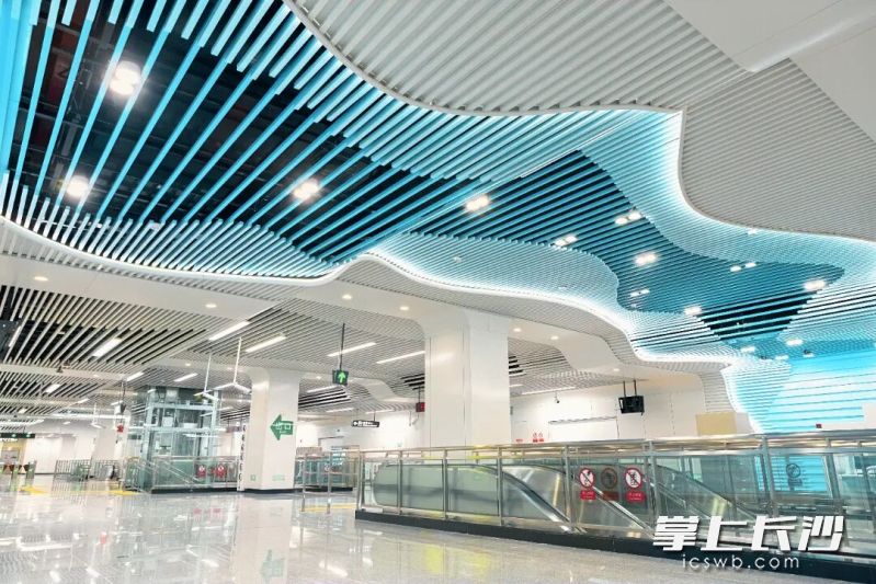 2号线西延二期将湘江水波的灵动融入车站空间。