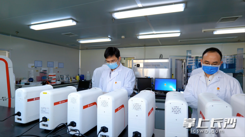 圣湘生物检测产品已服务全球160多个国家，汇聚200余名全球顶尖人才。