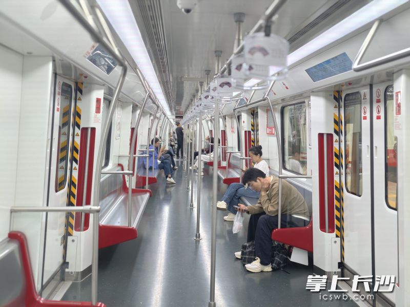 随着车站开门迎客,首批乘客踏上了向西的旅程。 随着车站开门迎客,首批乘客踏上了向西的旅程。