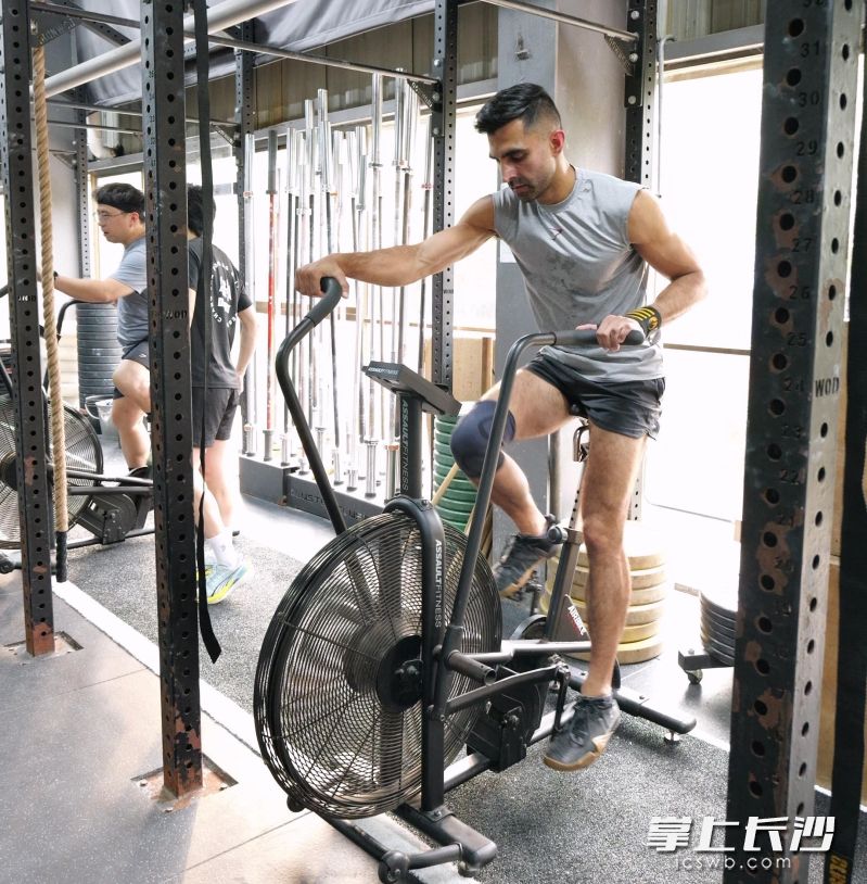 下班后，山姆在健身房锻炼身体。