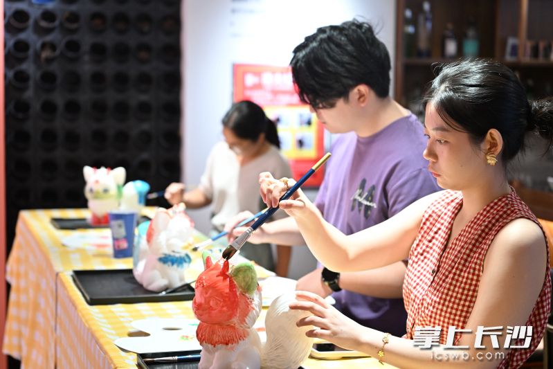 市民参与“析崽”玩偶涂鸦减压活动。 市民参与“析崽”玩偶涂鸦减压活动。