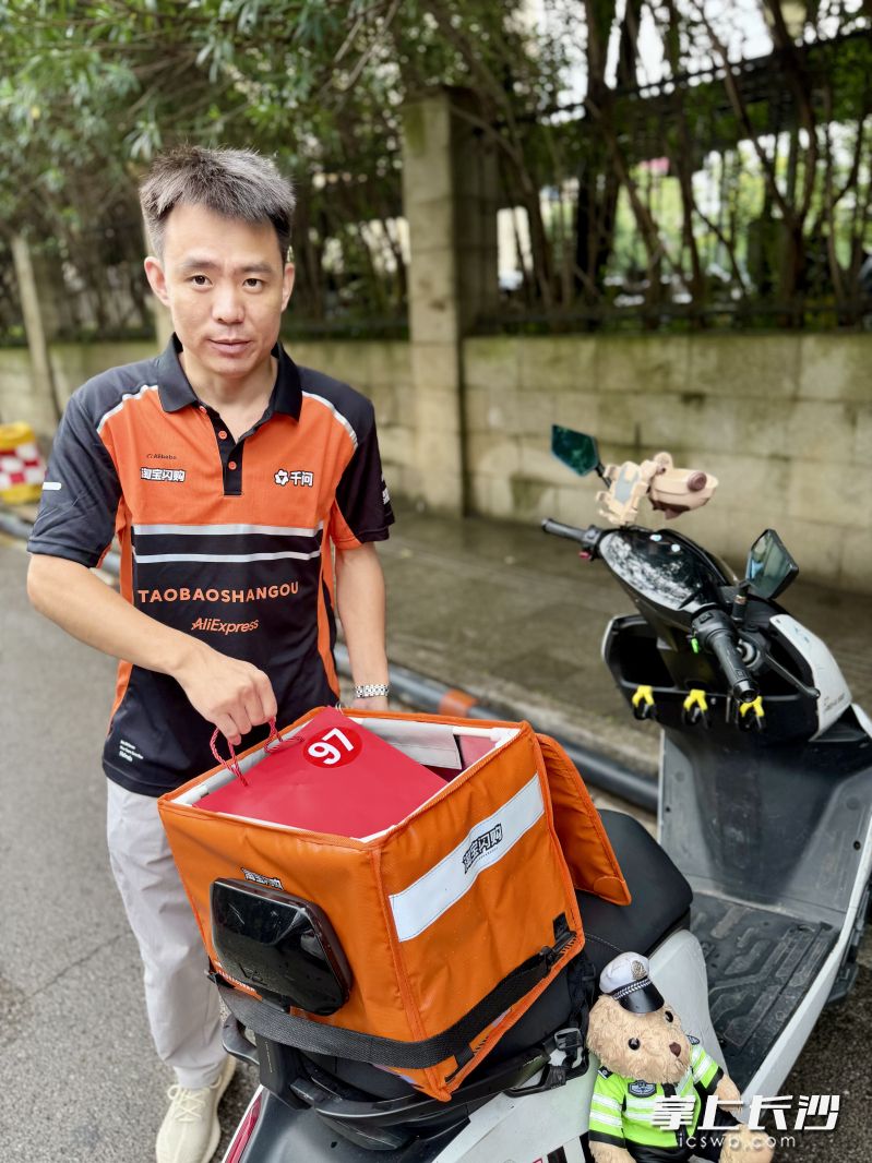 小哥羞涩地将护肤品收好，准备给爱人一个惊喜。 均为长沙晚报全媒体记者李卓摄
