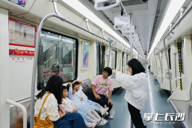 地铁2号延长线开通后,极大方便了周边市民,图为几位乘客在龙虎岭站拍照。 地铁2号延长线开通后,极大方便了周边市民,图为几位乘客在龙虎岭站拍照。