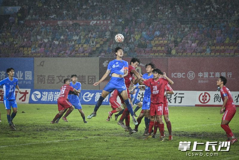 长沙队门前头球争顶。