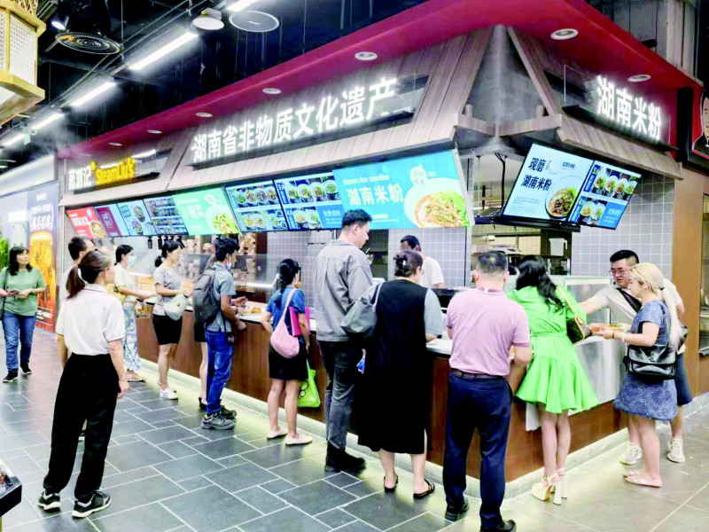 蒸浏记稳步推进全国布局和出海战略。图为客人在蒸浏记新加坡店点餐，浏阳蒸菜备受当地人喜爱。