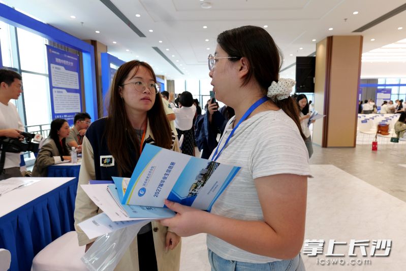 高校人才与企业相关负责人现场交流。