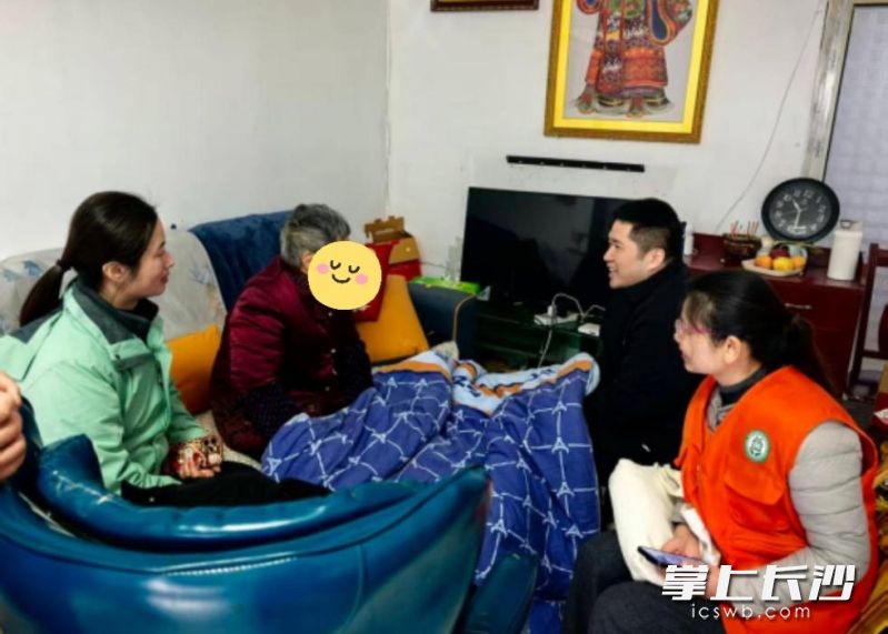 咸嘉湖街道社工站为辖区一名82岁高龄独居多病老人筑牢全方位、常态化的暖心守护屏障。通讯员 黄显雯 陈瑶 供图