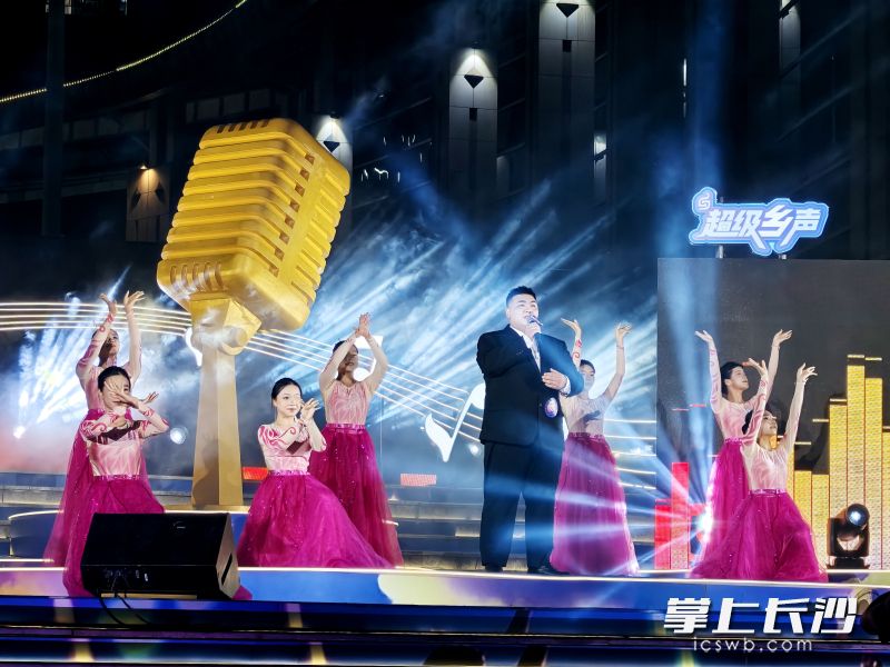 9月5日晚，宁乡市文体中心广场灯火璀璨，“超级乡声”周末我登台歌手大赛迎来总决赛，图为一位歌手演唱。长沙晚报全媒体记者 张禹 摄