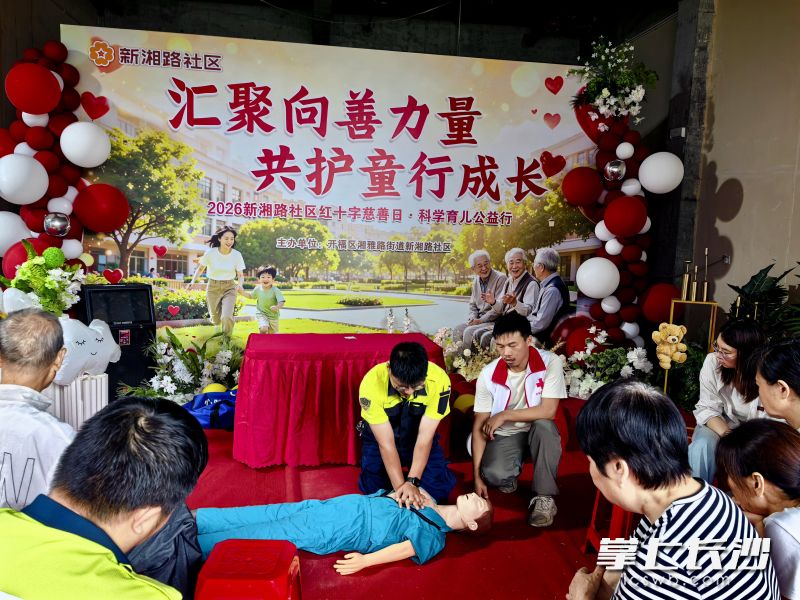 医护专家手把手教居民和物管人员学习急救技能。 均为长沙晚报通讯员 王颖 供图
