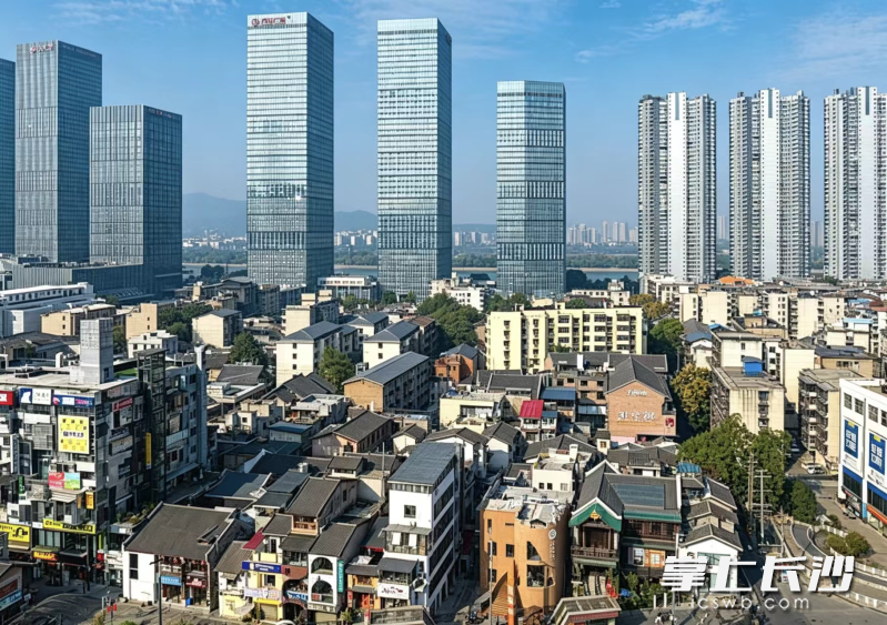 万达商圈摩天楼宇下的潮宗街区，沧桑老街巷与摩登新楼宇“老少配”。 长沙晚报通讯员 张金秀 供图