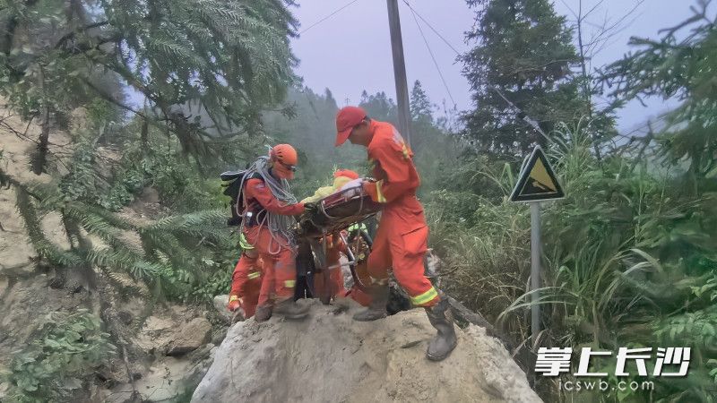 转移被困群众。