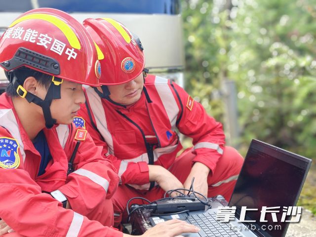现场架设专业设备对重点区域实施全天候动态监测，严防次生灾害。