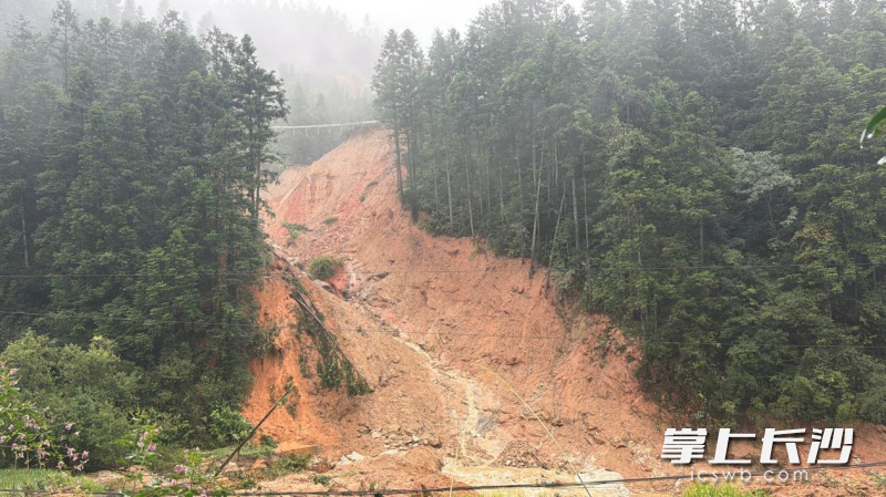 郴州市桂东县受持续强降雨影响，沤江镇大坪村及周边山区突发泥石流灾害。均为长沙晚报通讯员 卜宇程供图