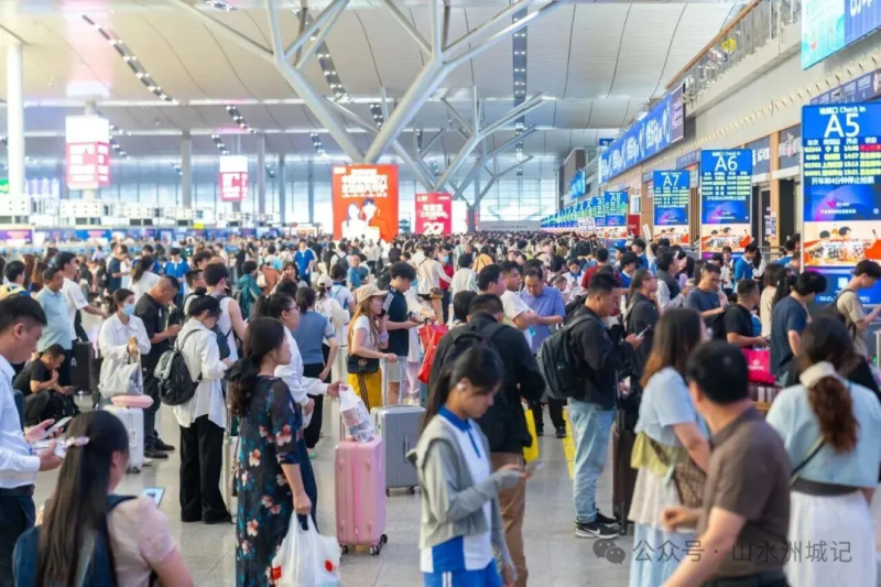 暑运期间，长沙南站管辖内18个高铁站累计发送旅客2019.8万人，创历史新高。除署名外均为 资料图片